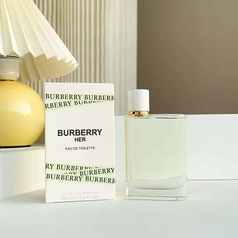 Close-up of silver cap detail on Burberry Women Her Eau de Toilette