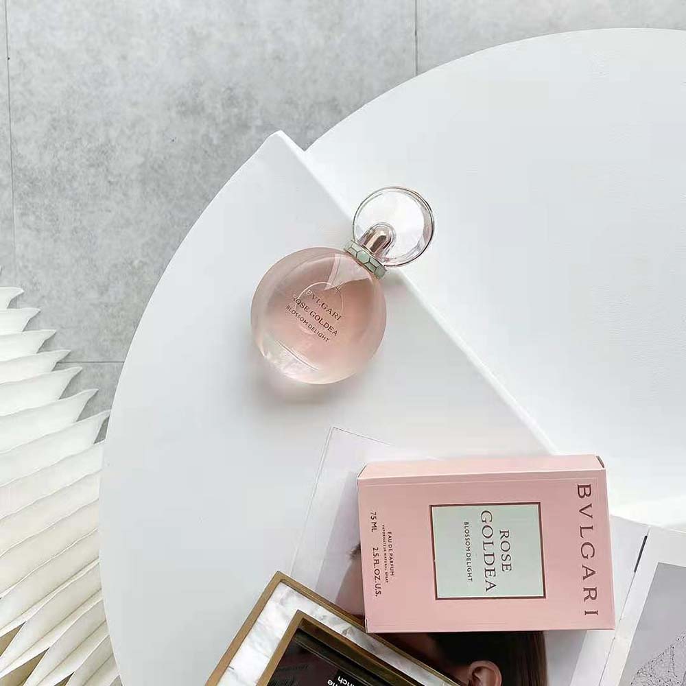 Side angle highlighting spray nozzle detail on Bvlgari Rose Goldea Blossom Delight