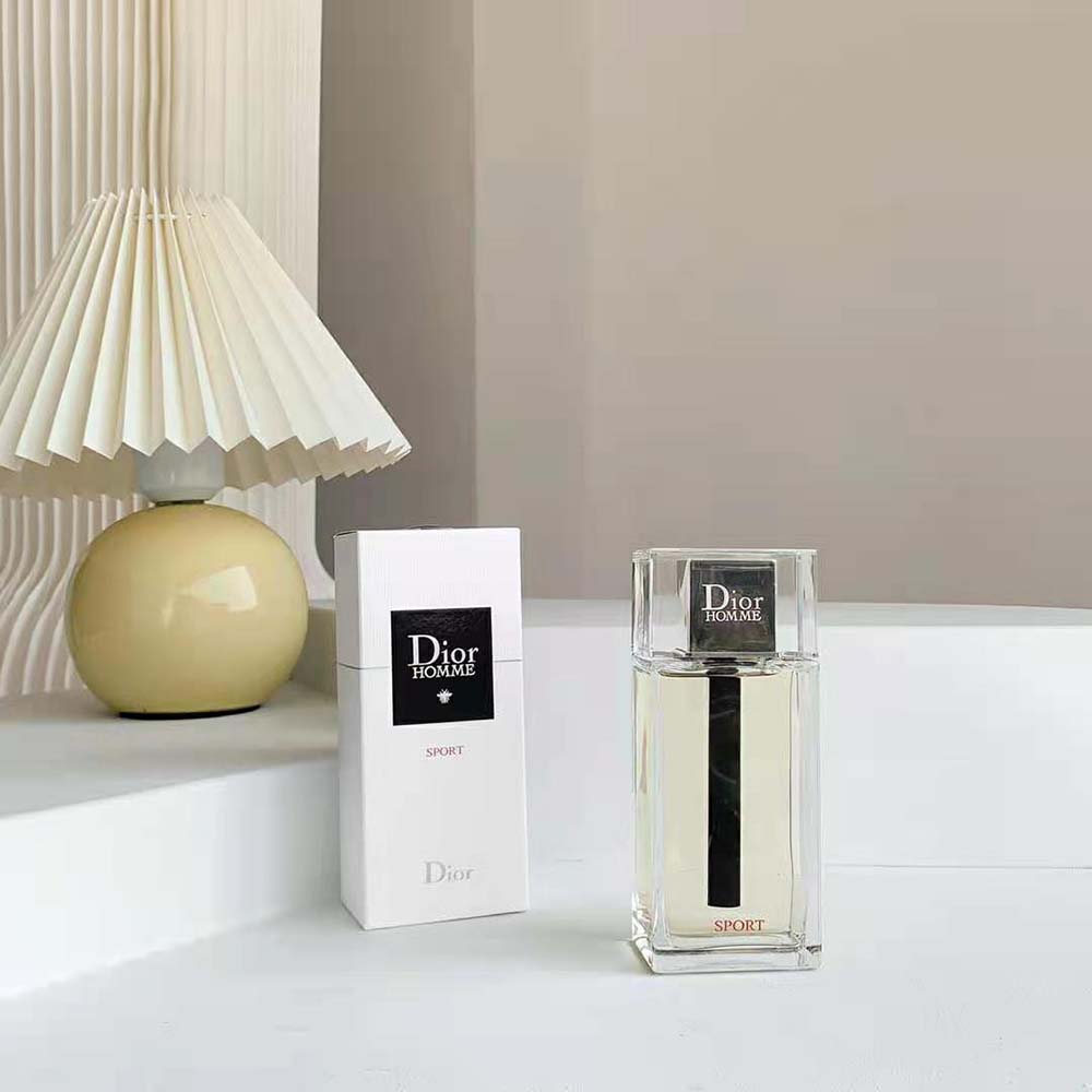 Close-up of gold-tone cap detail on Dior Men Homme Sport Eau de Toilette