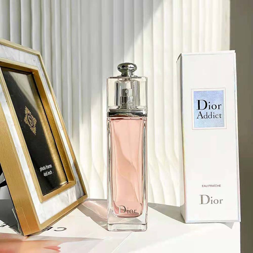 Close-up of spray nozzle on Dior Women Dior Addict Eau Fraîche