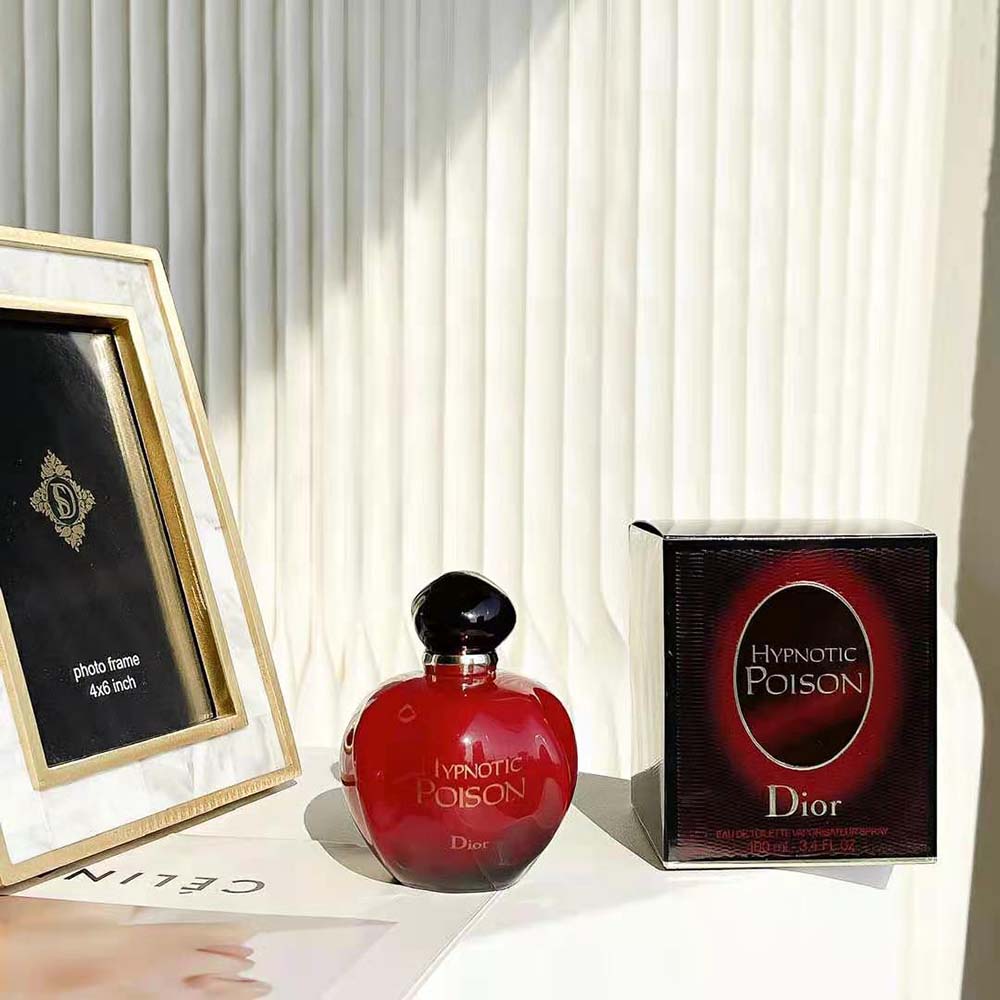 Close-up of Dior embossed cap on Hypnotic Poison Eau de Toilette