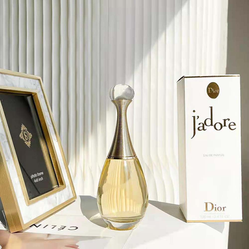 Close-up of gold cap and spray nozzle on Dior Women J’adore L’or Fragrance