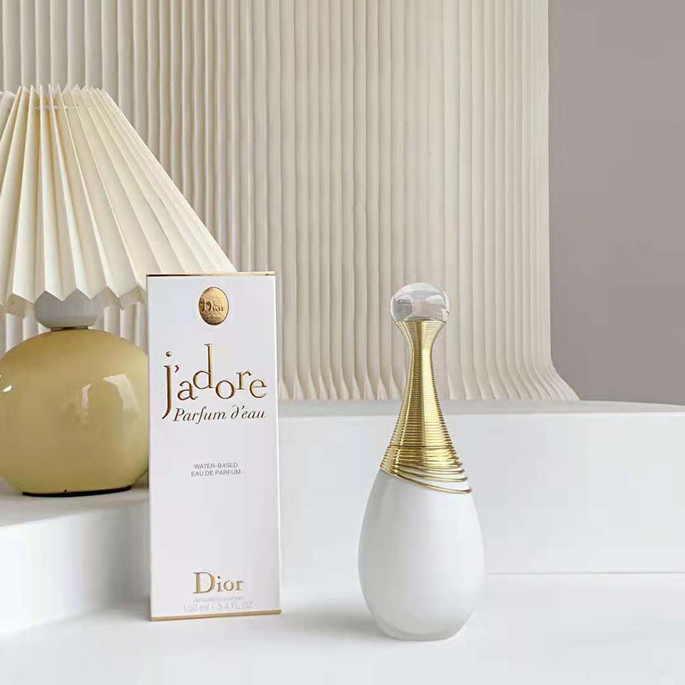 Close-up detail of white glass and spray on Dior Women J’adore Parfum D’eau