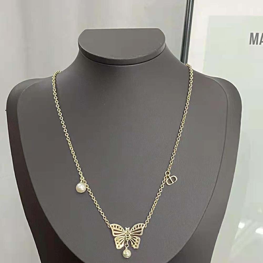 Close-up of clasp and adjustable chain on Dior Women Métamorphose Necklace