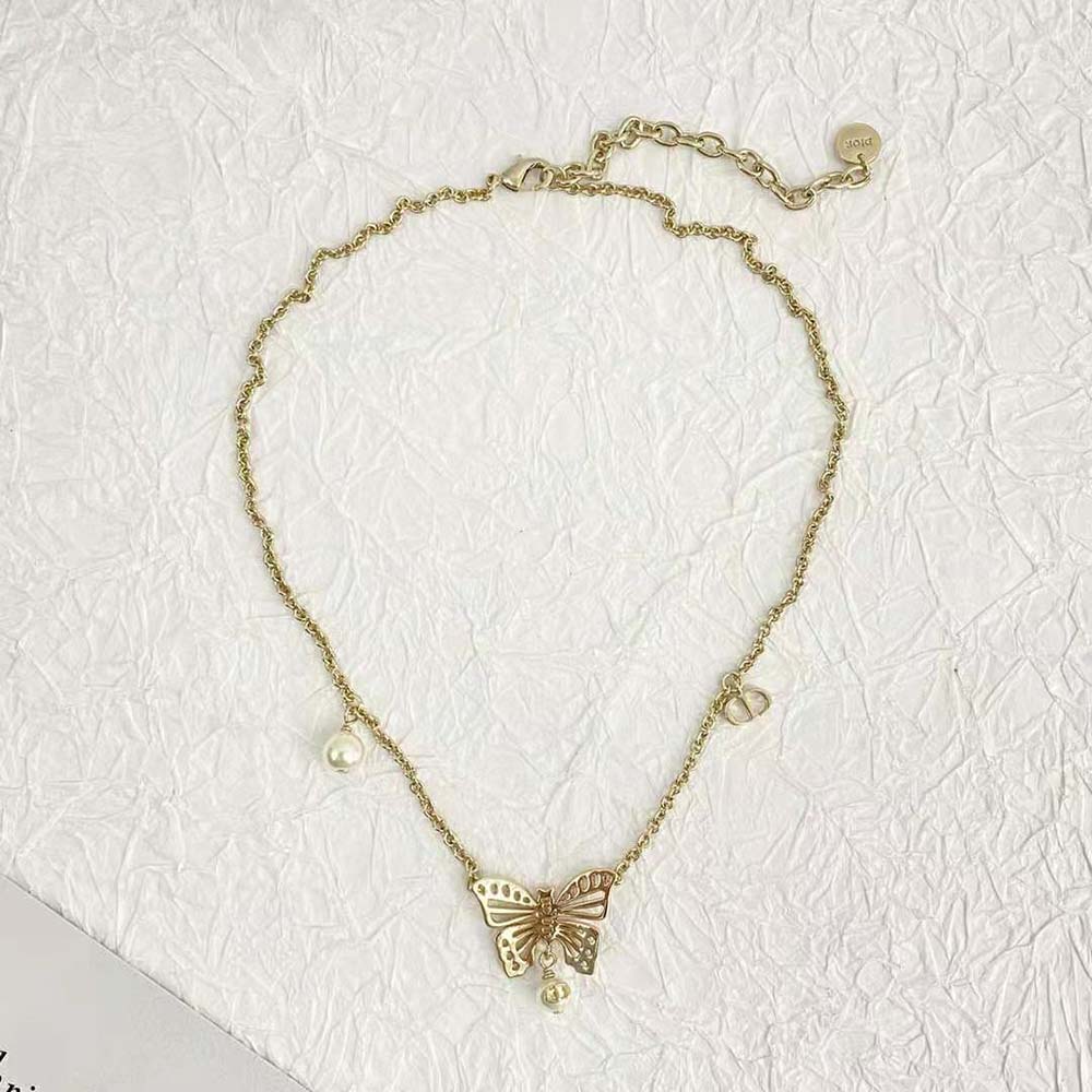 Detail shot of white resin pearls on Dior Women Métamorphose Necklace pendant
