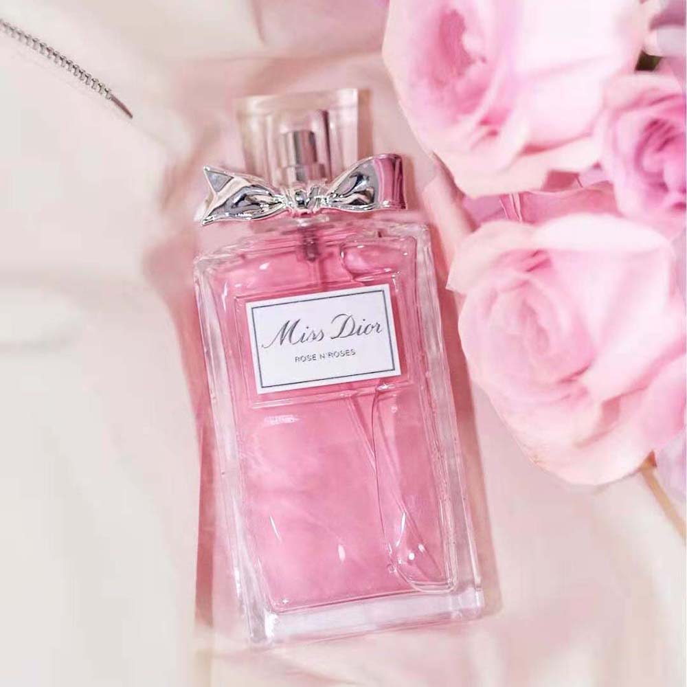 Close-up detail of cap and floral branding on Dior Women Miss Dior Rose N’roses