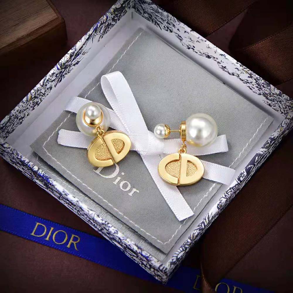 Side angle detailing gold-finish metal and signature resin pearls on Dior Women Tribales Earrings