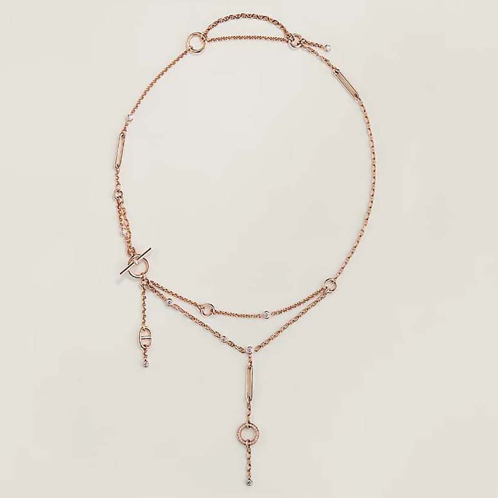 Close-up of Dior Hermes Women Chaine D’ancre Chaos Lariat Necklace gold chain links