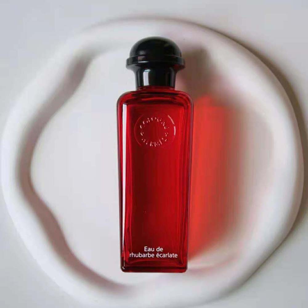 Close-up of spray nozzle on Hermes Women Eau de Rhubarbe Ecarlate Eau de Cologne