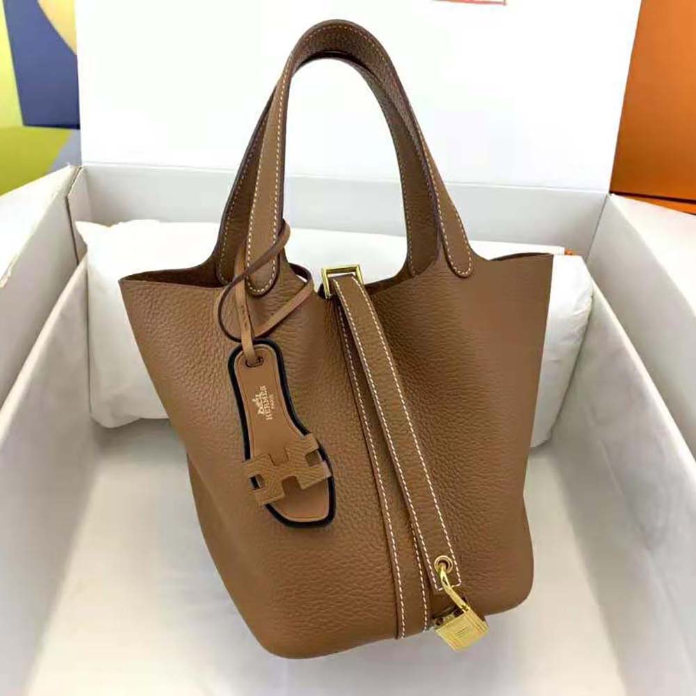 Close-up on silver lock and Clémence leather texture, Hermes Women Picotin Lock