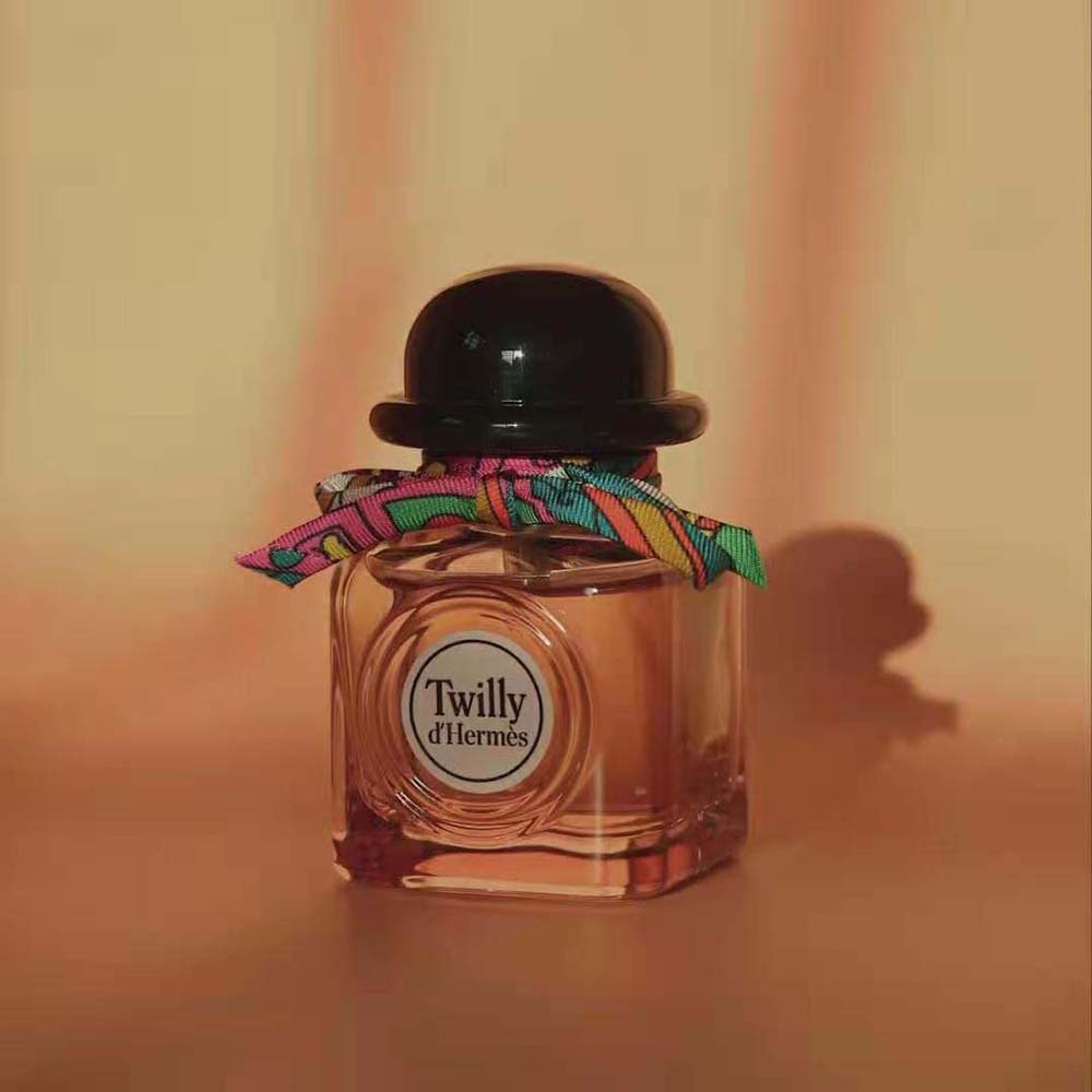 Close-up on signature silk ribbon detail of Hermes Women Twilly D’hermes Eau de Parfum