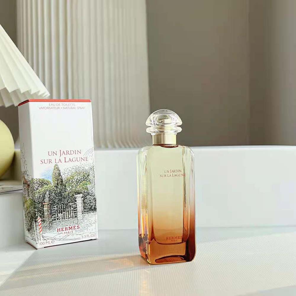 Close-up detail of embossed cap on Hermes Women Un Jardin Sur La Lagune Eau De Toilette
