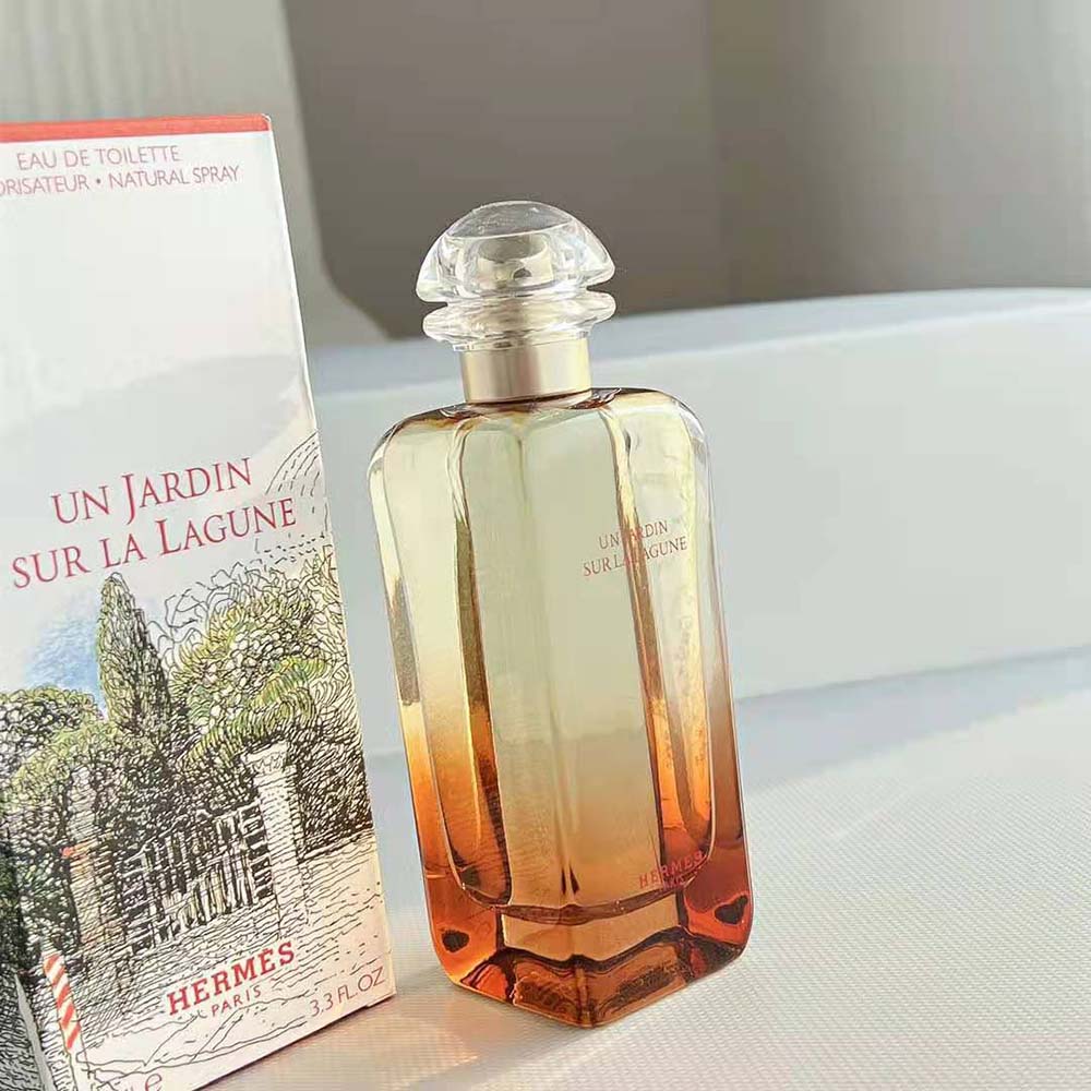 Side angle showing spray nozzle and glossy finish of Hermes Women Un Jardin Sur La Lagune Eau De Toilette