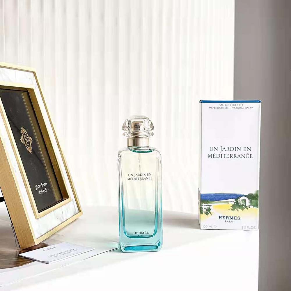 Close-up of embossed cap on Hermes Women Un Jardin Sur le Nil Eau De Toilette