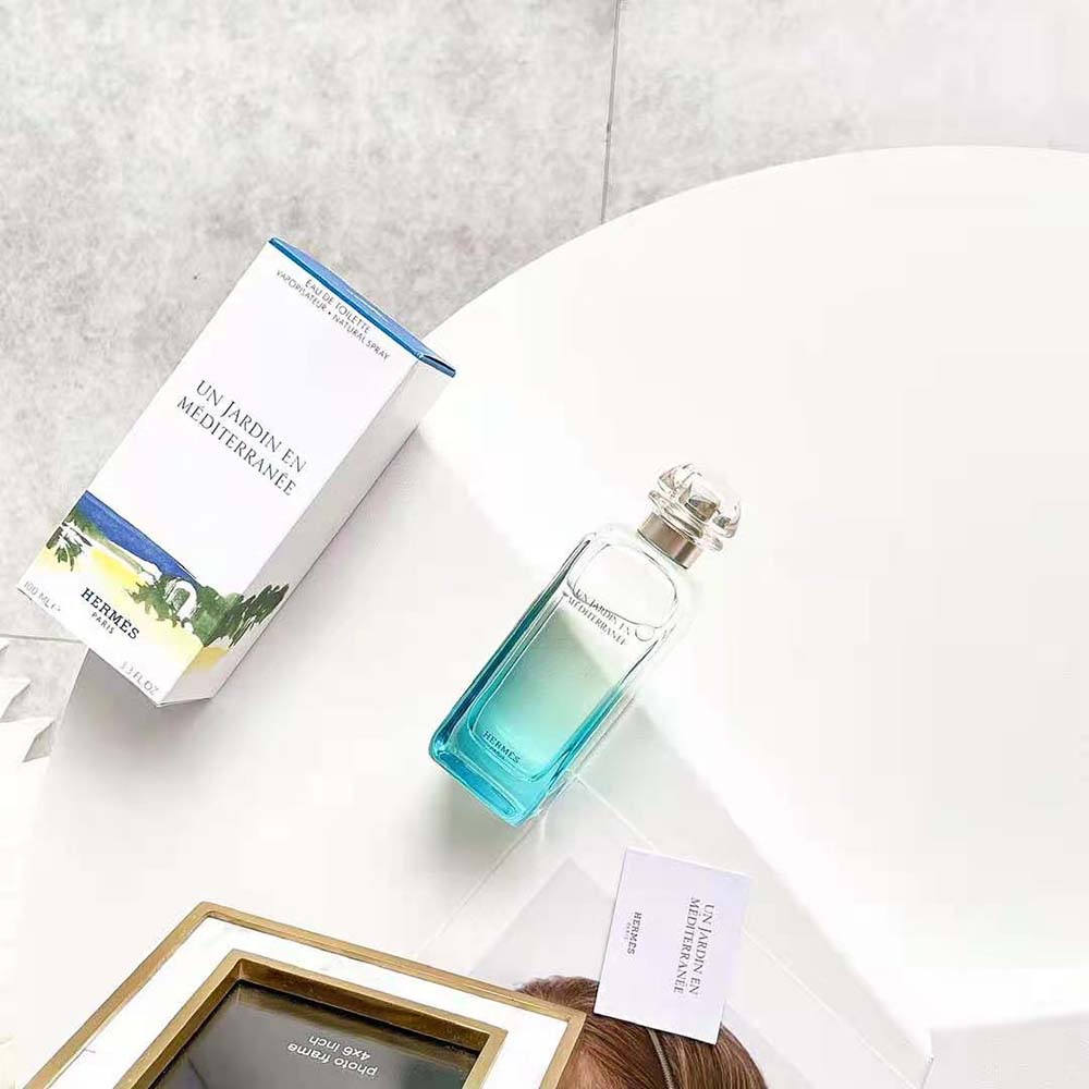 Side angle showing spray mechanism on Hermes Women Un Jardin Sur le Nil Eau De Toilette