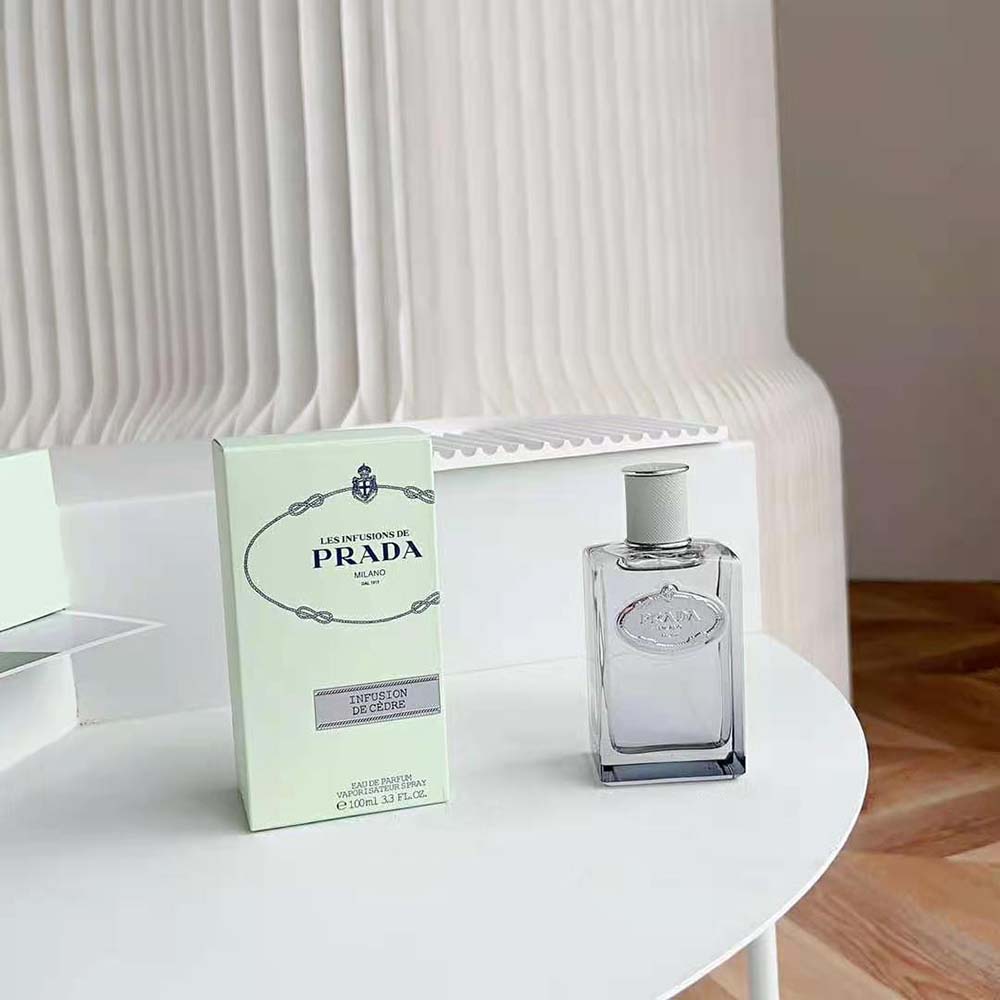 Close-up on spray nozzle and silver cap of Prada Unisex Infusion de Cèdre
