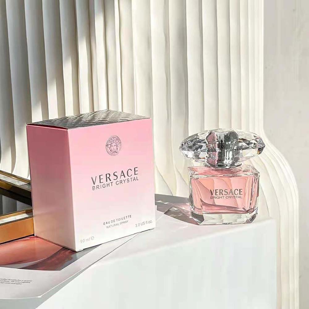 Close-up of gold Medusa emblem detail on Versace Women Bright Crystal Edt 90 ml