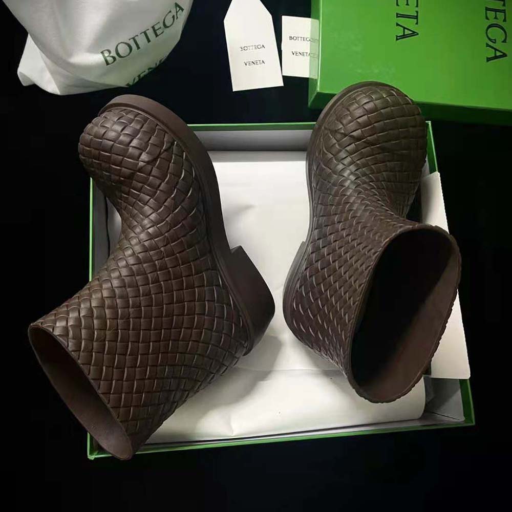 Close-up on the lace-up closure of Bottega Veneta Unisex Fireman Ankle Boot-Brown