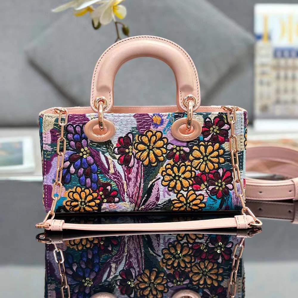 Close-up of gold Dior 'CD' clasp on Dior Women Medium Lady D-joy Bag