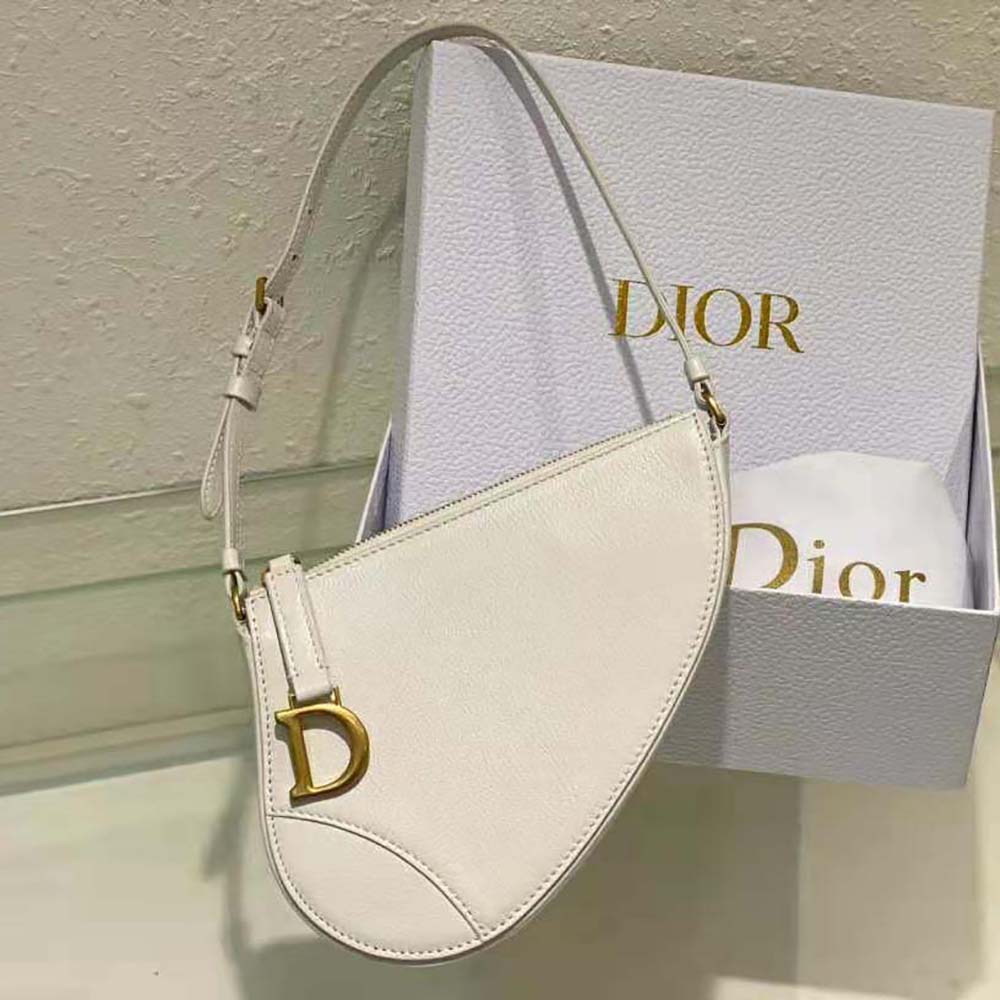 Close-up of gold-tone clasp on Dior Women Saddle Shoulder Pouch Latte Goatskin