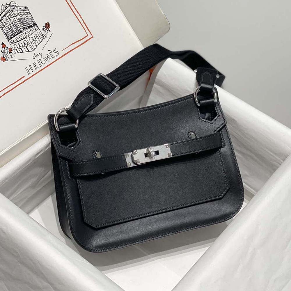 Close-up of silver clasp hardware on Hermes Women Jyspiere bag