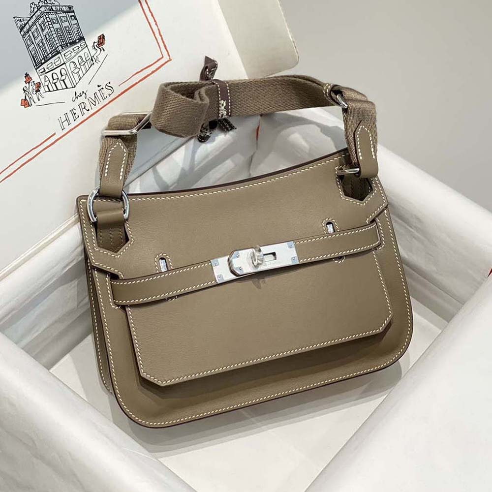 Close-up of silver hardware on Hermes Women Jyspiere bag