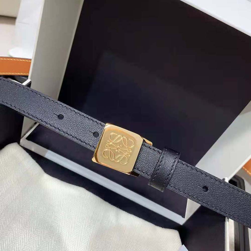 Side angle showing belt’s slim silhouette and smooth leather texture