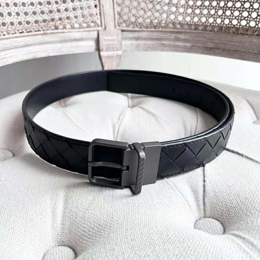 Close-up on the woven leather pattern of Bottega Veneta Men Intrecciato Belt Black