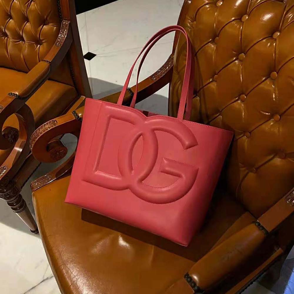 Close-up on gold DG logo hardware of the pink calfskin shopper bag