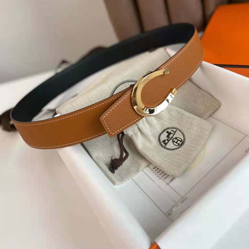 Close-up of polished gold buckle on Hermes Men Luck Belt Buckle & Reversible Leather Strap