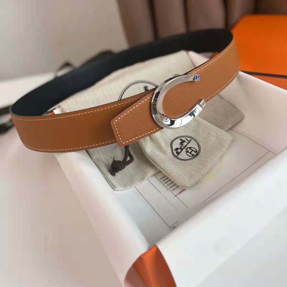 Side angle showing reversible brown leather strap of Hermes Men Luck Belt Buckle