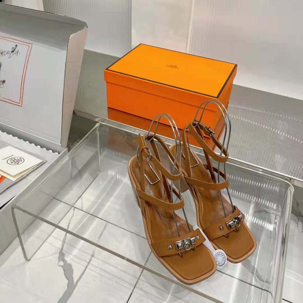 Close-up of signature 'H' detail on Hermes Women Ivresse 65 Sandal