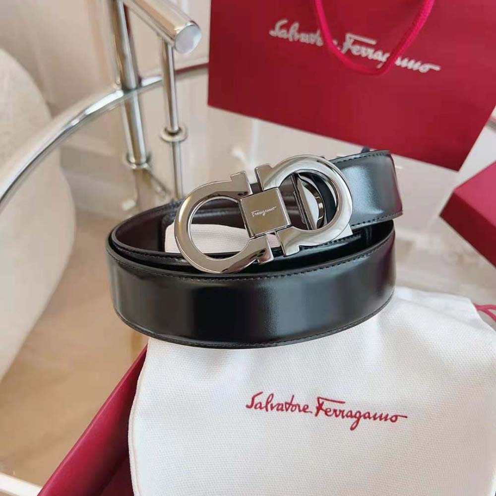 Side angle showing reversible black leather strap of Salvatore Ferragamo belt