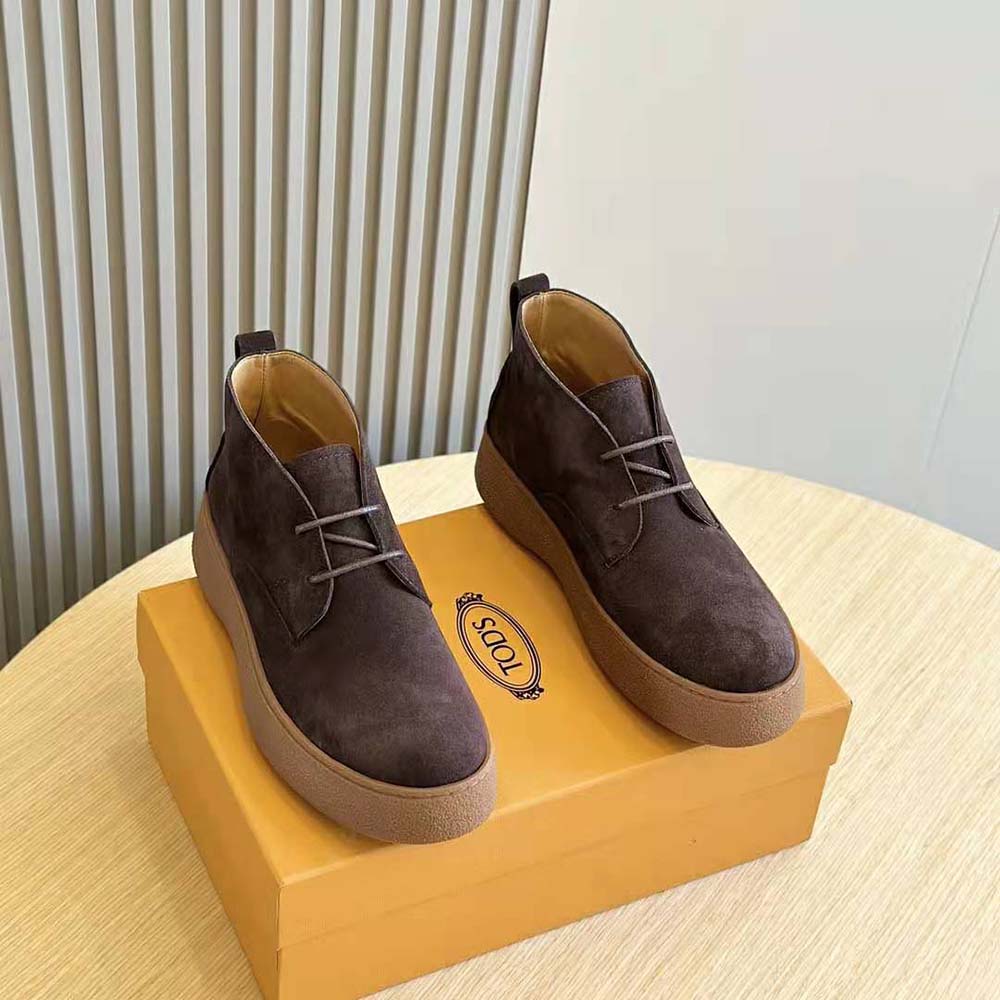 Close-up on Tod’s suede texture and lacing details on desert boots