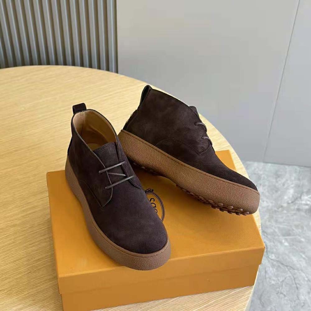 Angle highlighting Tod’s signature rubber sole on Men W. G. Desert Boots