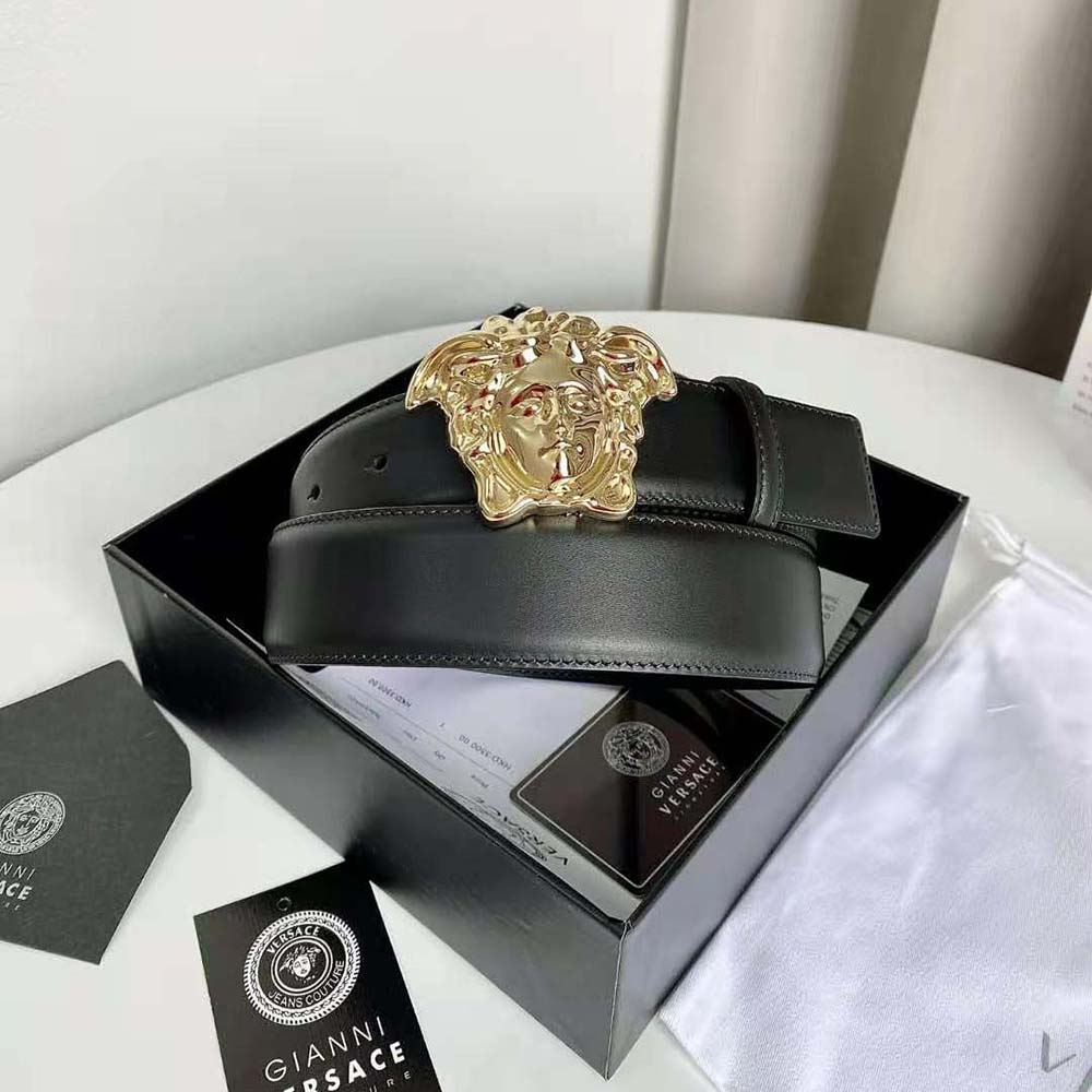 Close-up on gold Medusa head detailing on Versace Unisex La Medusa Leather Belt-Black