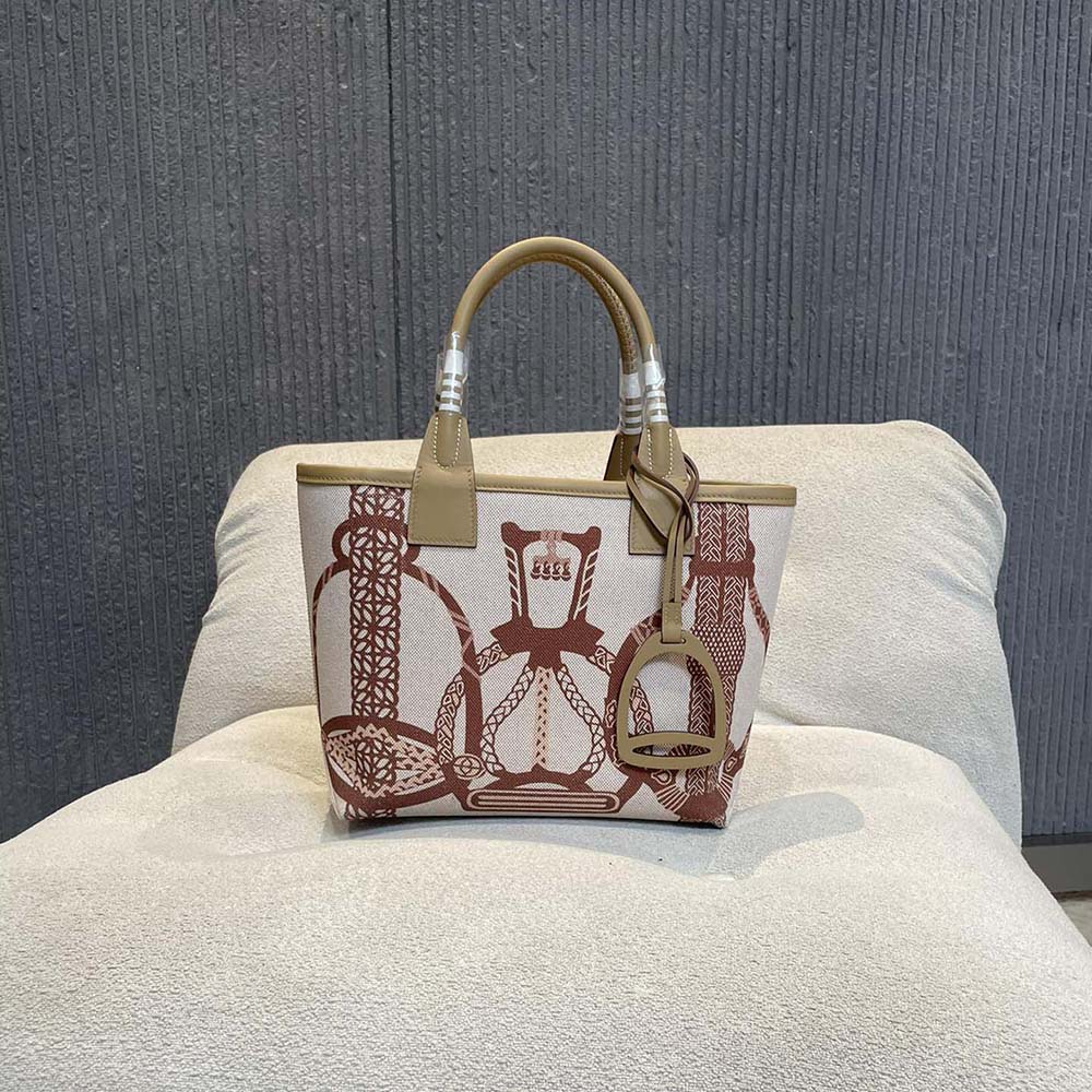 Close-up of leather and hardware on Hermes Unisex Steeple 25 tote