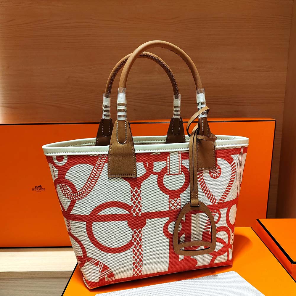 Close-up of silver hardware on Hermes Unisex Steeple 25 Tote Bag