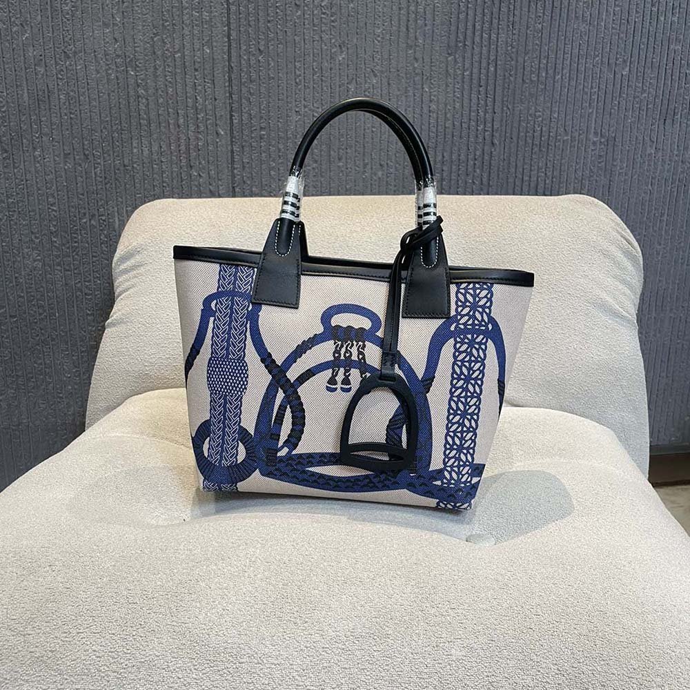Close-up of silver hardware on Hermes Unisex Steeple 25 Ecru Tote Bag-Blue