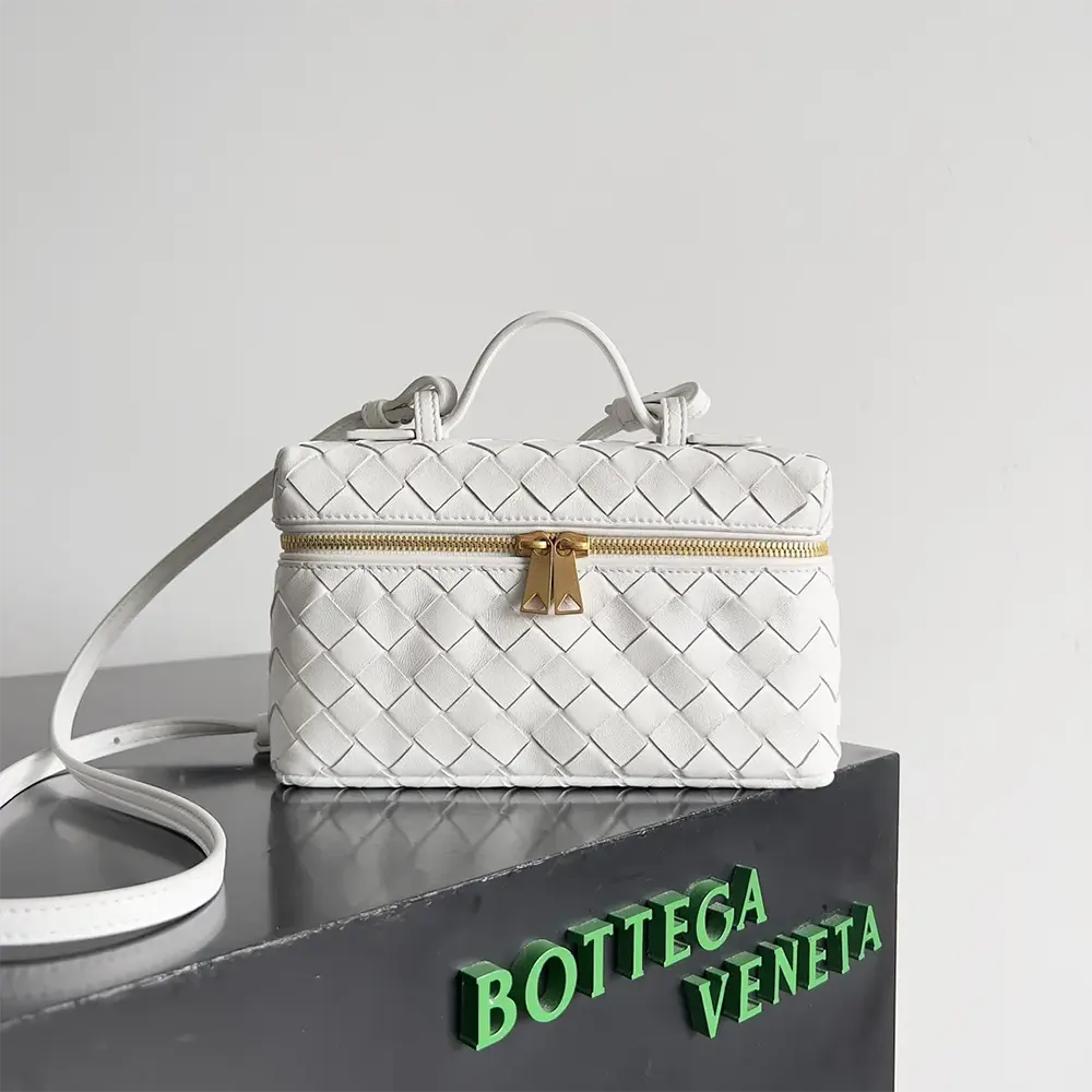 Close-up of intrecciato woven leather on Bottega Veneta Bang Bang Vanity Case-White