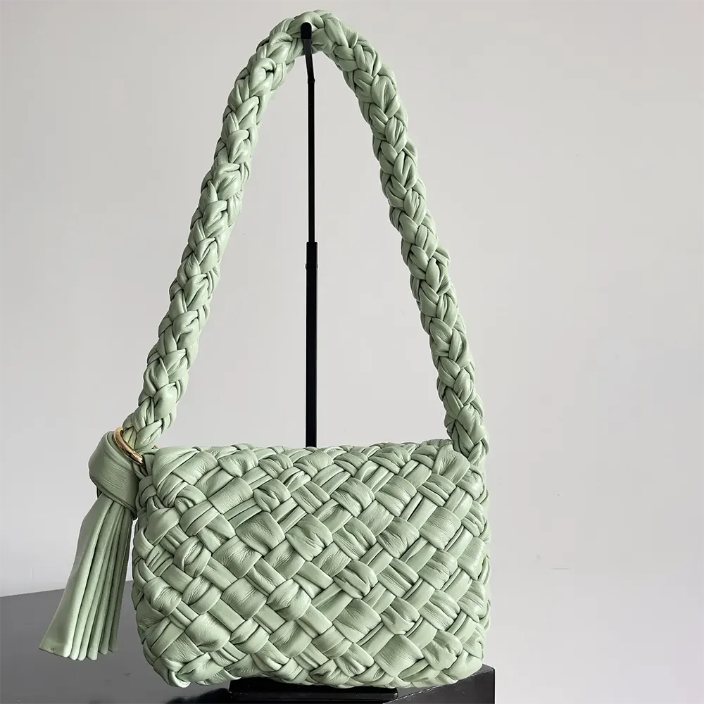 Side angle showing structured silhouette of Kalimero Città shoulder bag