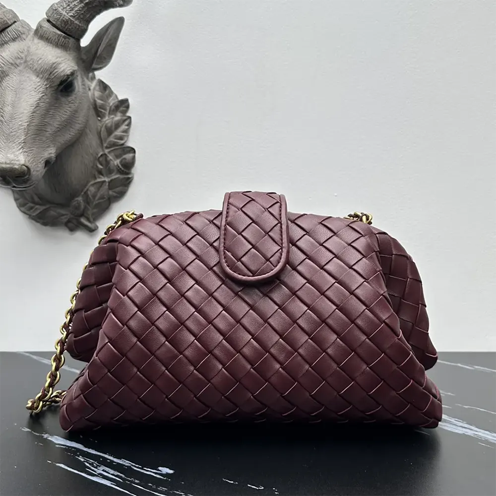 Close-up of gold-tone chain and leather on Bottega Veneta Women Teen Lauren 1980
