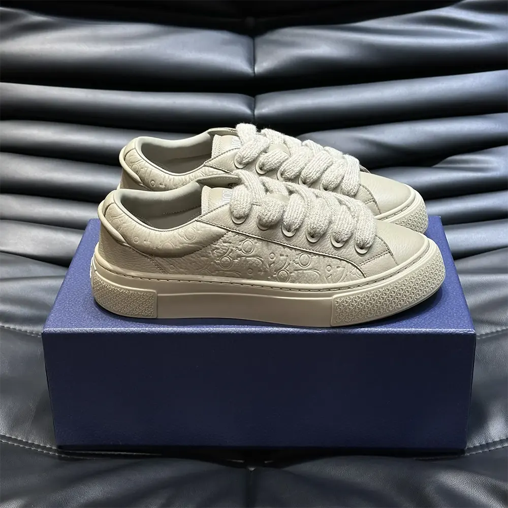 Close-up on beige grained calfskin and Dior logo detail on Dior Men B33 Sneaker