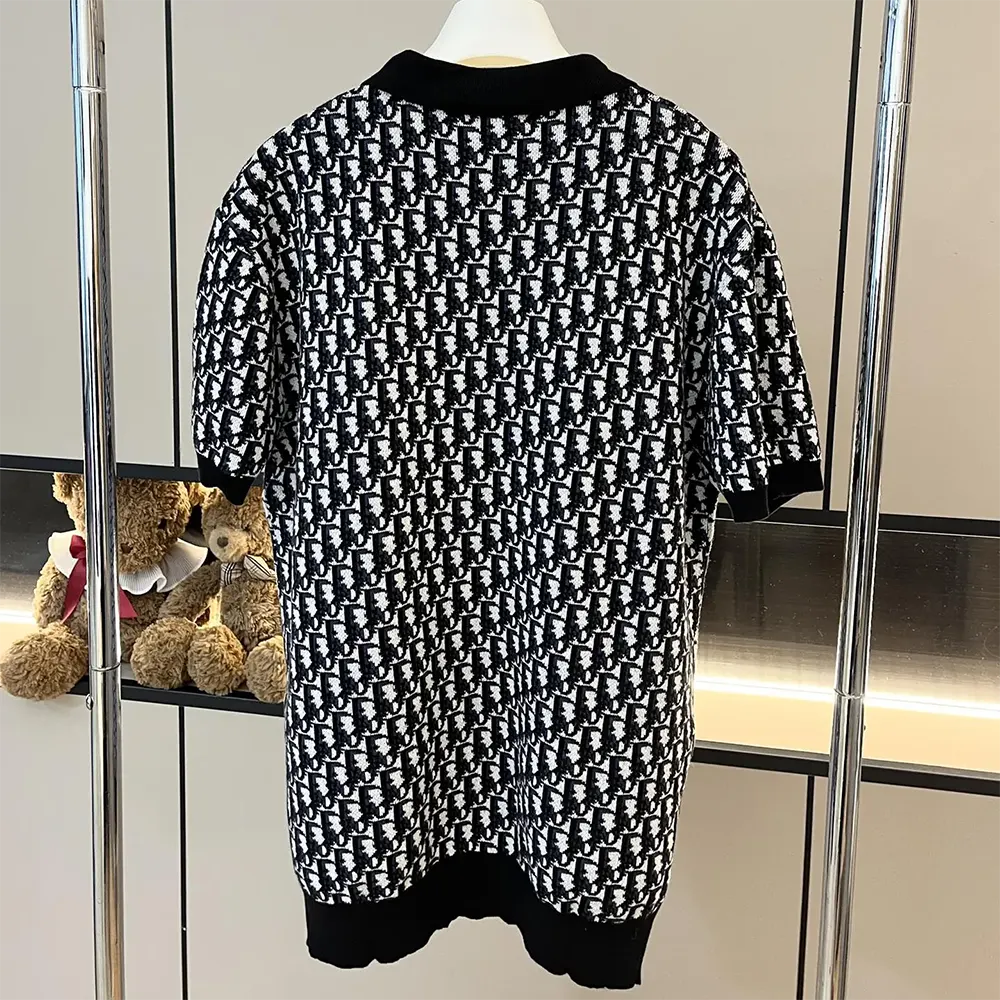 Side profile showing silhouette of Dior Men Oblique Polo Shirt cotton fabric