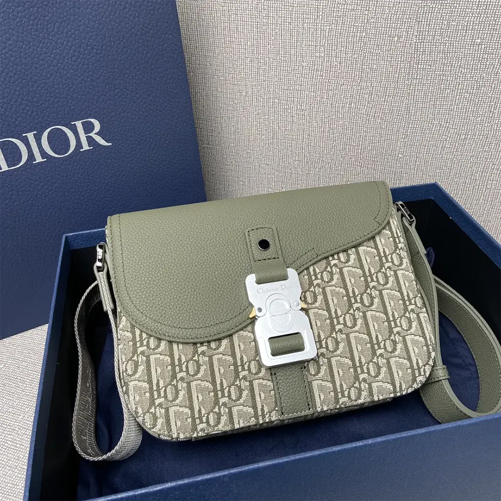 Close-up of Dior Oblique jacquard fabric on Dior Men Small Saddle Messenger Bag