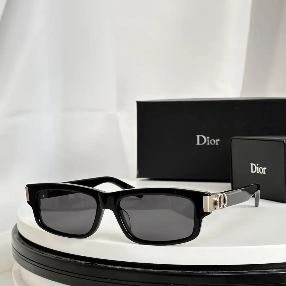 Close-up on CD logo metal hinge of Dior Unisex CD Icon S2I sunglasses