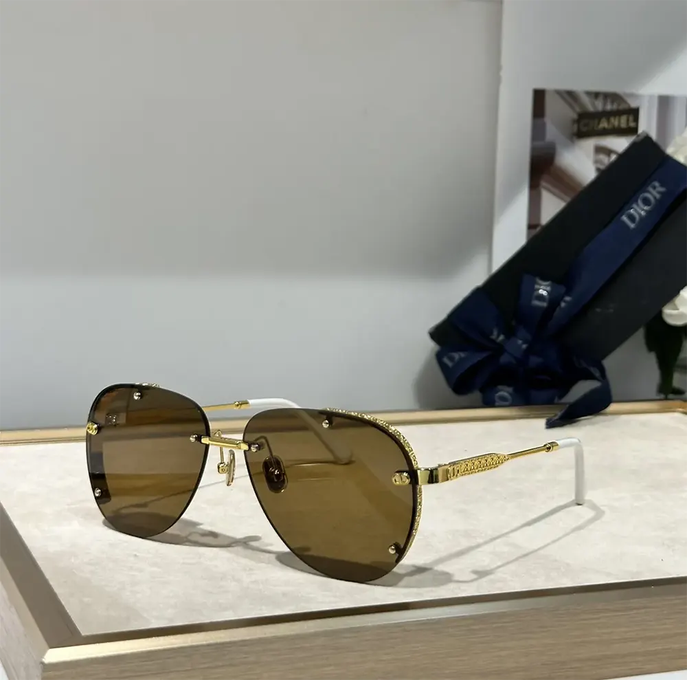 Close-up of gold mirrored lenses on Dior NeoDior A1U sunglasses