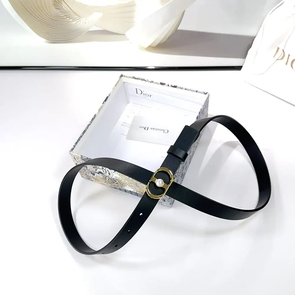 Close-up of signature buckle on Dior Women 30 Montaigne Jolie Belt