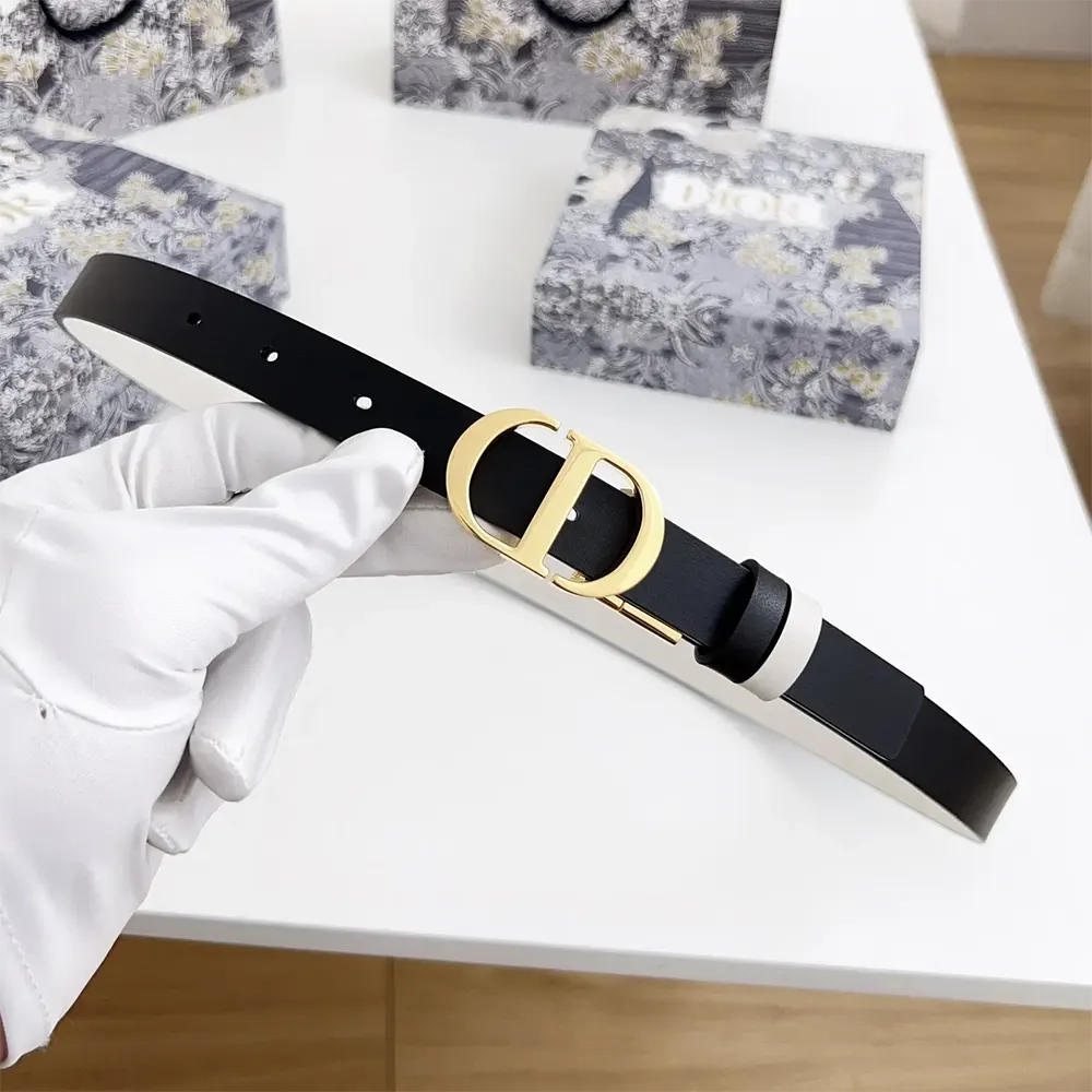 Close-up of Dior signature buckle on Women 30 Montaigne Reversible Belt