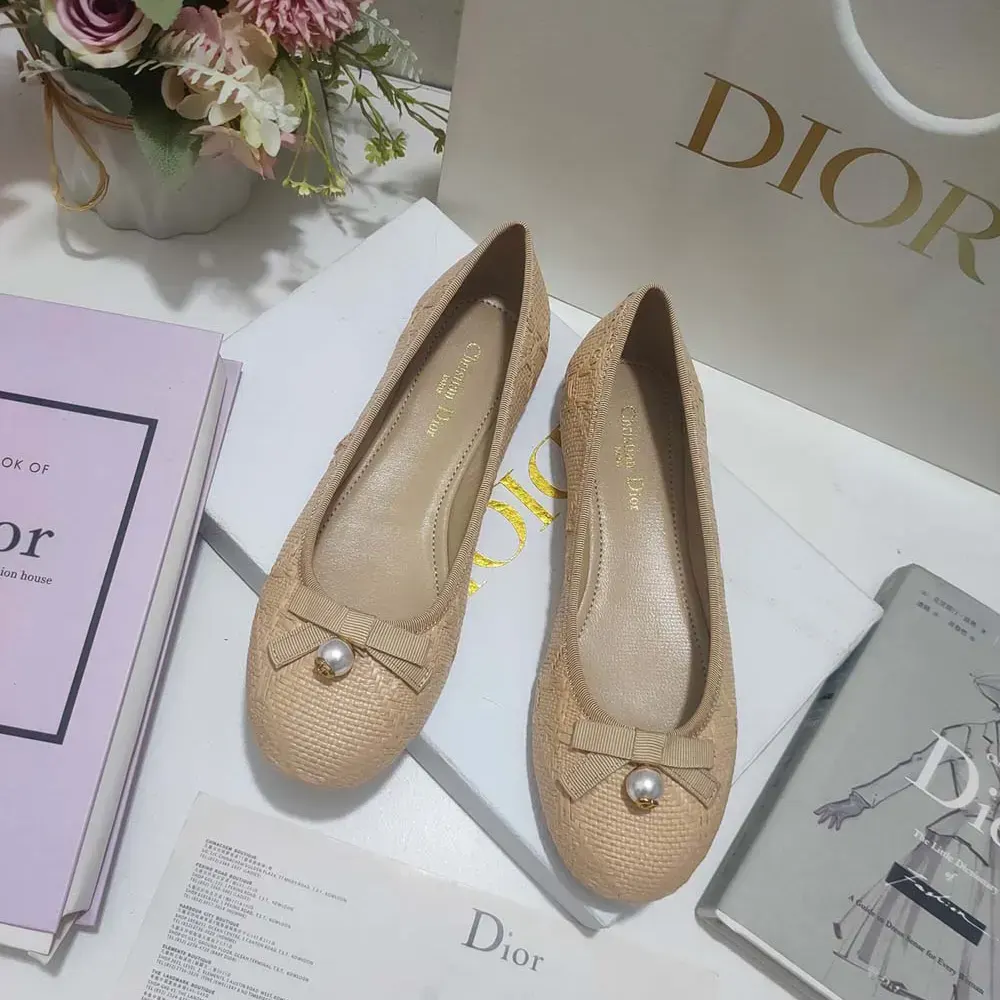 Close-up of Cannage stitching on Dior Women Dior Ballet Flat Natural Cannage Raffia